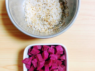 2、健脾养胃粥,将米洗好、紫薯祛皮切小块儿待用。