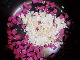 3、健脾养胃粥,将食材放入高压锅中。