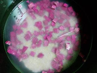 4、健脾养胃粥,加入800ml水。盖盖儿，选择煮粥按键。