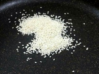 7、香甜红糖锅盔,将芝麻上锅炒熟。