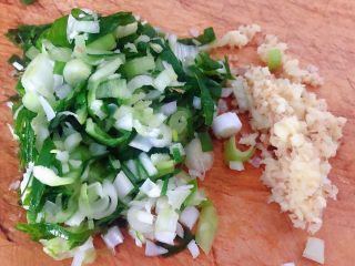 2、肉丸蒸蛋,葱、姜剁成小粒粒