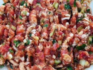 3、肉丸蒸蛋,猪肉馅调好煨制20分钟入味