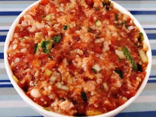 4、肉丸蒸蛋,碗中涂抹一层薄薄的油将猪肉馅装入碗中