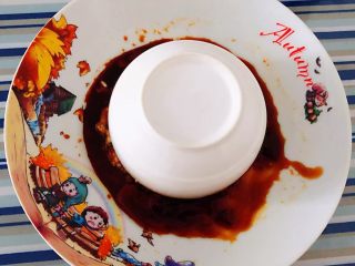 5、肉丸蒸蛋,盘中也要涂抹一层薄薄的油倒入一品鲜酱油再将装有猪肉馅的碗倒扣在盘中