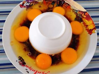 6、肉丸蒸蛋,鸡蛋依次打入盘中