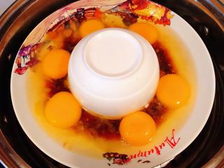 7、肉丸蒸蛋,锅中烧开水放入肉丸鸡蛋大火蒸十分钟