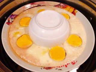 8、肉丸蒸蛋,蒸好的猪肉丸和鸡蛋看着就不错打开锅盖满屋飘香