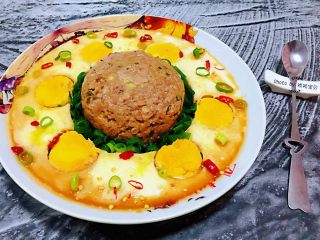 9、肉丸蒸蛋,锅中烧开少许水倒入一品鲜酱油和蚝油搅拌均匀再用水淀粉勾芡淋在猪肉丸和鸡蛋上最后撒上葱花和小米辣就大功告成啦