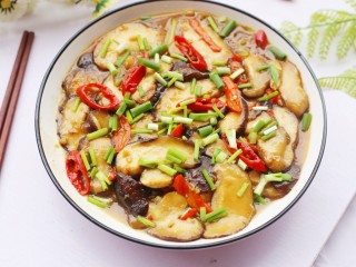 12、拿肉都不换的素炒香菇,出锅撒上葱花即可。