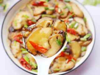 15、拿肉都不换的素炒香菇,低脂低卡,百吃不厌。