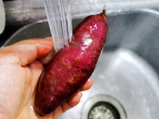 2、紫薯银耳粥,紫薯不刮皮,刷洗干净