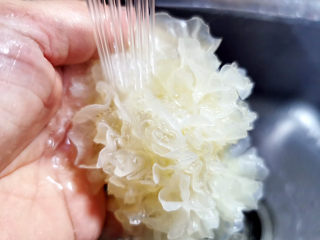 11、紫薯银耳粥,冲洗银耳毎个缝隙