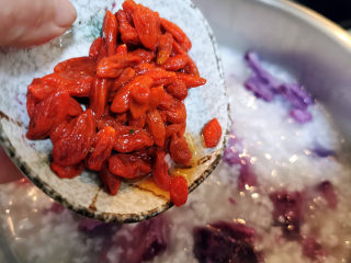 15、紫薯银耳粥,最后加入枸杞子与冰糖就完成了