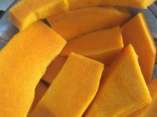 1、南瓜馒头,南瓜去皮蒸熟（金黄色的圆南瓜比较适合，肉质细、水分少）