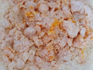 3、南瓜馒头,酵母用两勺温水化开，倒入南瓜泥里，加面粉搅成絮状