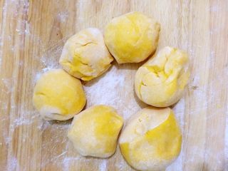 8、南瓜馒头,分成大小均匀的小剂子