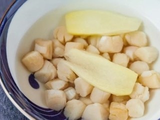 1、番茄丝瓜补钙粥,干贝倒入碗中，加入姜片去腥，倒水，盖上保鲜膜，放入冰箱冷藏过夜