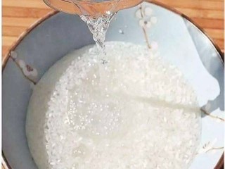 3、番茄丝瓜补钙粥,将宝宝米淘洗干净