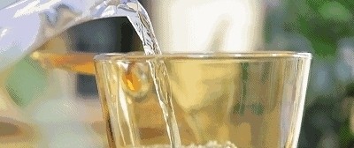 4、番茄丝瓜补钙粥,放入锅中加水，小火煮沸