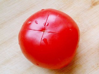 5、番茄丝瓜补钙粥,番茄洗净，划十字