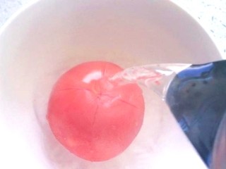 6、番茄丝瓜补钙粥,浇入沸水，并在水中烫一分钟