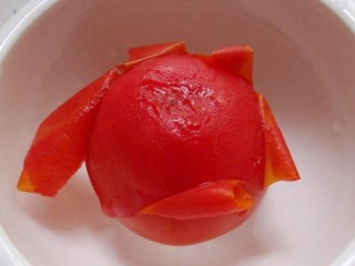 7、番茄丝瓜补钙粥,去皮