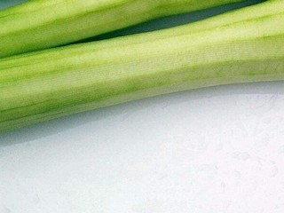 9、番茄丝瓜补钙粥,丝瓜削皮