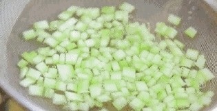 11、番茄丝瓜补钙粥,放入沸水中，焯水30秒后，捞出