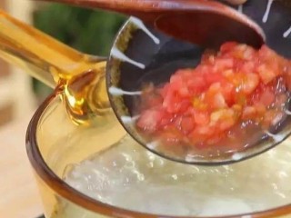 12、番茄丝瓜补钙粥,等米煮沸后加入番茄丁