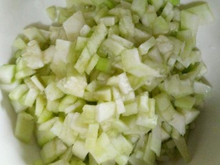 10、番茄丝瓜补钙粥,切丁