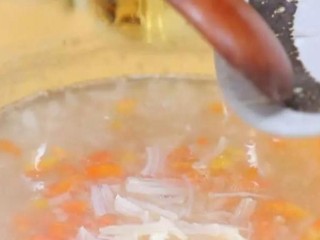 13、番茄丝瓜补钙粥,再加入干贝丝，持续煮至浓稠，煮制过程中可用勺子搅拌，防止溢锅和糊锅底