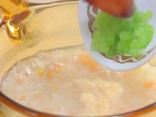 14、番茄丝瓜补钙粥,等煮至浓稠，加入丝瓜丁，搅拌均匀