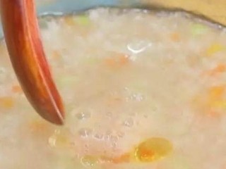 15、番茄丝瓜补钙粥,淋入一点核桃油或亚麻籽油，含有丰富的α-亚麻酸，对宝宝的大脑发育非常重要