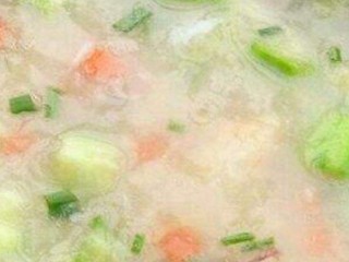 16、番茄丝瓜补钙粥,熬制浓稠后盛出即可