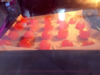 1、麻薯肉松蛋黄酥——详细版,咸蛋黄加适量朗姆酒或白酒泡制一会儿捞出直接放入预热好的烤盘入烤箱170度烤5分钟