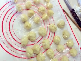 6、麻薯肉松蛋黄酥——详细版,将油皮油酥平均分成20份，在这我用的电子秤称了一下重量，然后再平均分