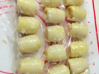 15、麻薯肉松蛋黄酥——详细版,卷好再松弛10分钟