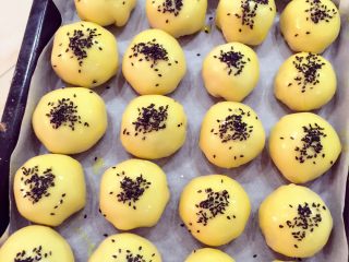 18、麻薯肉松蛋黄酥——详细版,这时候需要打一个鸡蛋，在其表面刷一层全蛋液再撒一些黑芝麻