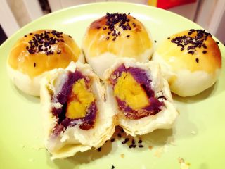 21、麻薯肉松蛋黄酥——详细版,番外篇：这张图是我自制的糯米而不是买的麻薯，虽然不如买的麻薯拉丝，但饼身上先放的这层糯米使得成品口感外酥内松软还是很不错的口感哦，不想买现成麻薯的可以试试这个方子，方子见糯米糍的菜谱，就不在这啰嗦了…