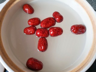 5、红枣南瓜粥,放入锅里。