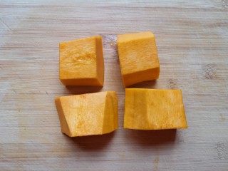 9、红枣南瓜粥,清洗干净。