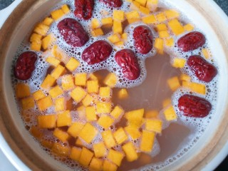 13、红枣南瓜粥,用勺子搅拌均匀。