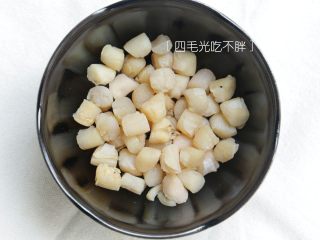 1、海鲜鲍鱼粥,干贝洗干净；
