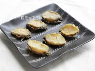 3、海鲜鲍鱼粥,鲍鱼肉洗净切花；