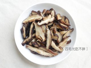 4、海鲜鲍鱼粥,香菇泡好洗净切成条；