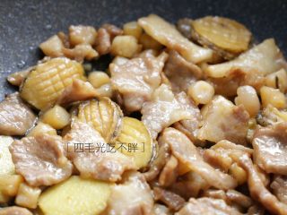 6、海鲜鲍鱼粥,干贝、瘦肉和鲍鱼肉炒一下；