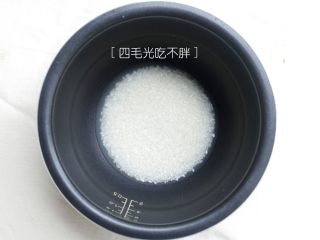 7、海鲜鲍鱼粥,米洗净倒入电饭煲里备用；