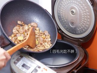 8、海鲜鲍鱼粥,把炒好的鲍鱼和瘦肉及干贝倒入电饭煲里，加五分之四锅水；