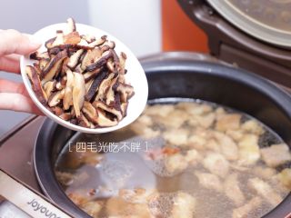 9、海鲜鲍鱼粥,倒入切好的香菇；