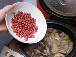 10、海鲜鲍鱼粥,倒入花生；